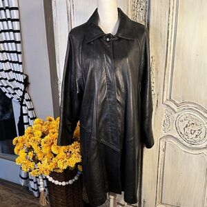 VINTAGE Lucky Leather Co. Elegant Black Leather Coat